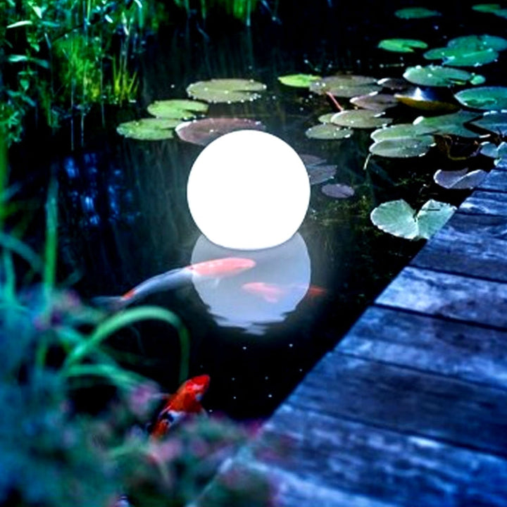 Große 40cm Solarlampe Kugel für magische Farbwechsel im Garten, Pool oder auf der Terrasse. LED und wasserdicht.
