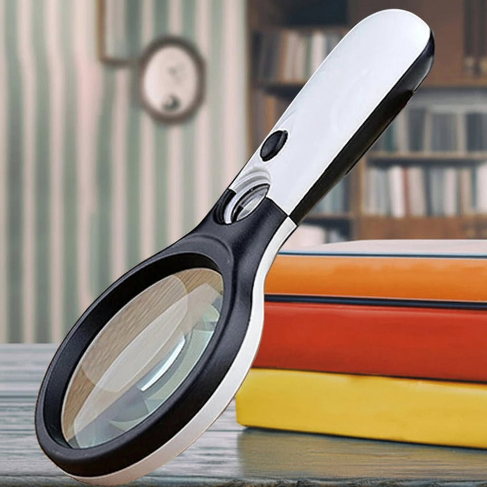 Ergonomische 45x LED-Handlupe für Senioren, ideal zum präzisen Lesen kleiner Schriften und Details.