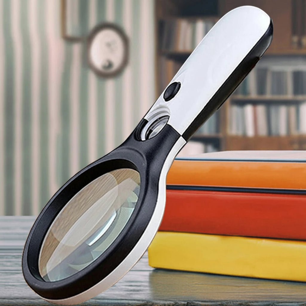 Ergonomische 45x LED-Handlupe für Senioren, ideal zum präzisen Lesen kleiner Schriften und Details.