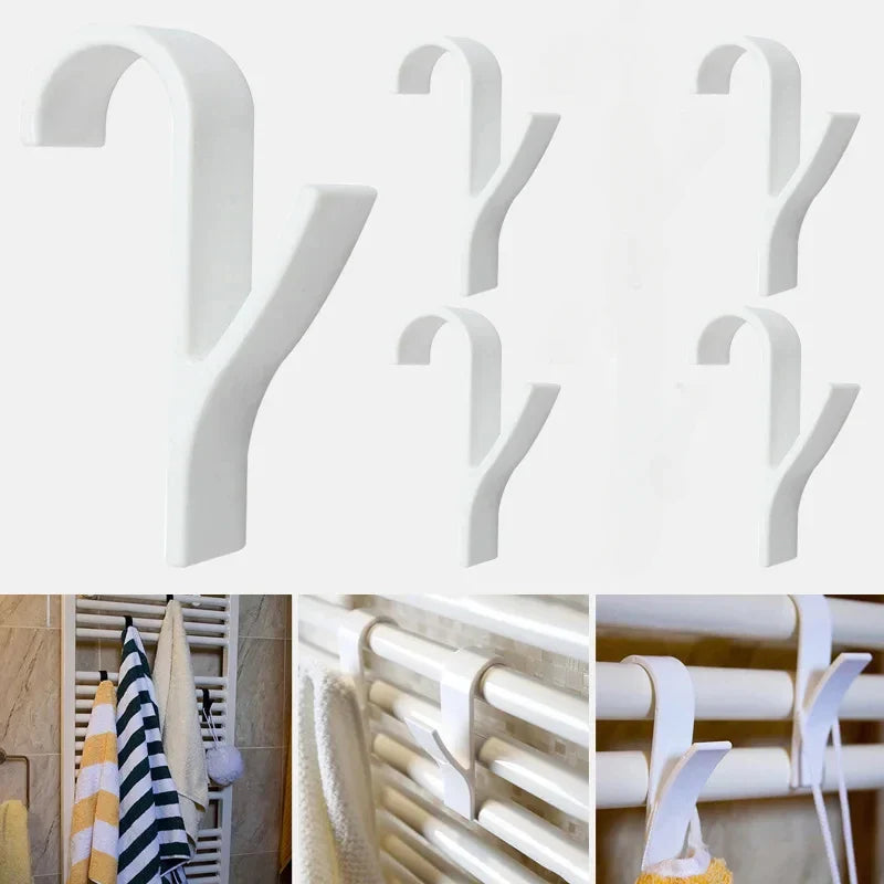 Nahaufnahme: 4er Set stabile Heizkörperhaken transparent/weiß für Handtücher. Cleveres, bohrfreies Design für Bad & Küche.