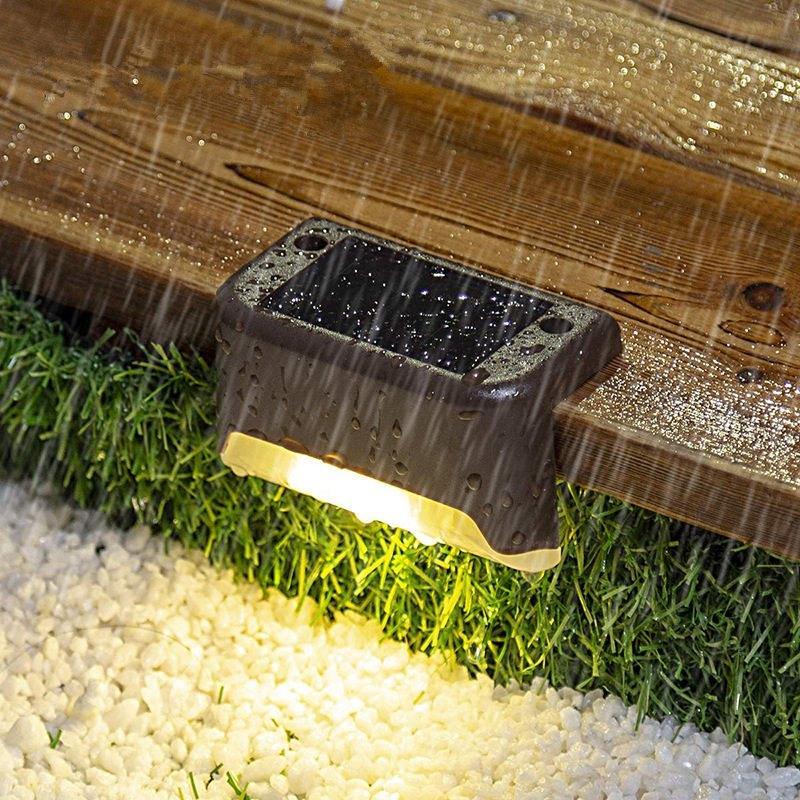 Robuste Solar-Treppenleuchten 4er-Set. Wasserdichte Außenbeleuchtung für Garten und sichere Wege.