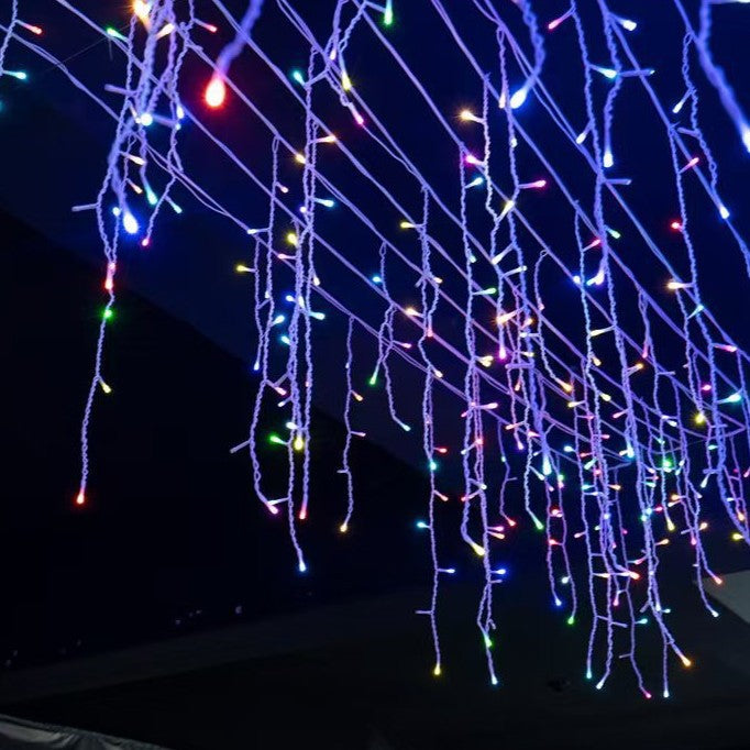 50m lange LED-Eiszapfen-Lichterkette für Außenbereiche, wetterfest und sicher, ideal für Winter- und Weihnachtsdeko.