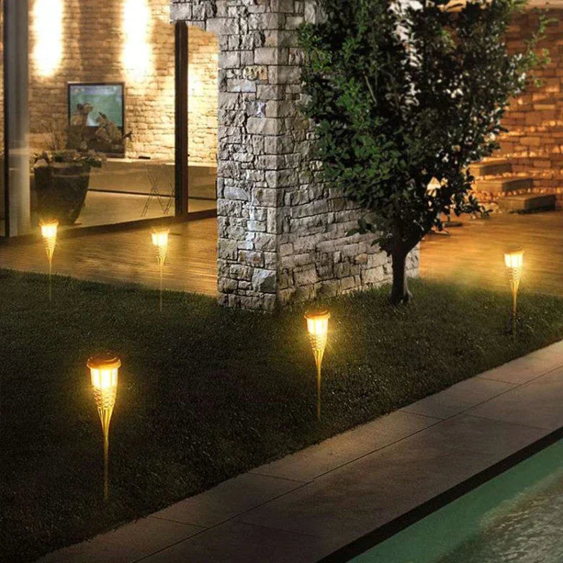 Wetterfeste Solar-Gartenfackeln im 5er-Set, kabellos mit LED-Flammeneffekt für Terrasse & Garten.