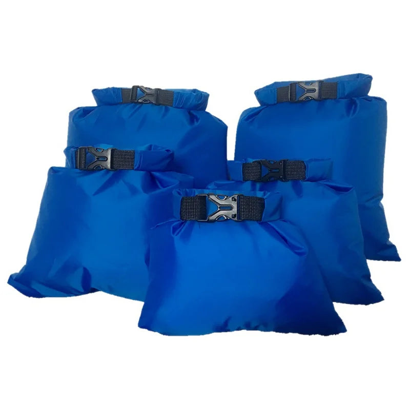Ultraleichtes 5er-Set wasserdichter Packsäcke für Rucksacktouren. Robustes Material schützt Outdoor-Ausrüstung.