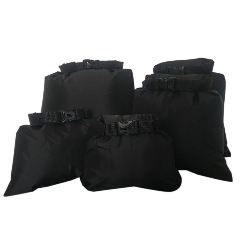 Praktisches 5er-Set wasserdichter & sanddichter Dry Bags. Ultraleicht für alle Outdoor-Abenteuer & Wassersport.