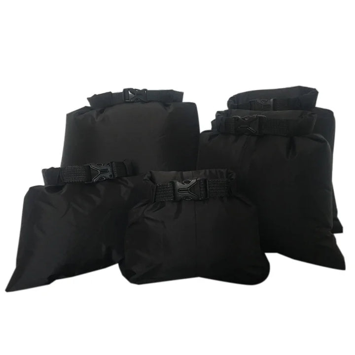 Praktisches 5er-Set wasserdichter & sanddichter Dry Bags. Ultraleicht für alle Outdoor-Abenteuer & Wassersport.