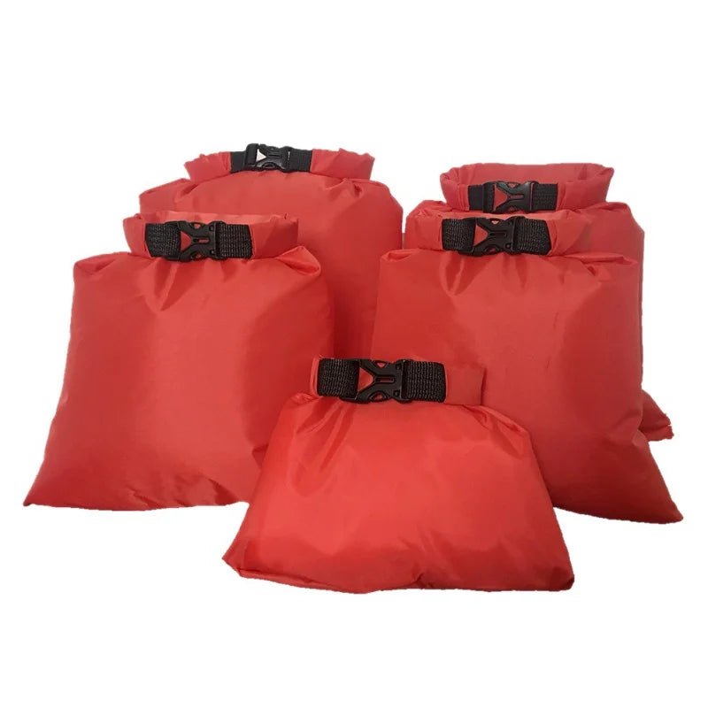Essential 5er-Set wasserdichter Dry Bags für Campingausrüstung. Hält Kleidung & Elektronik trocken auf Outdoor-Reisen.