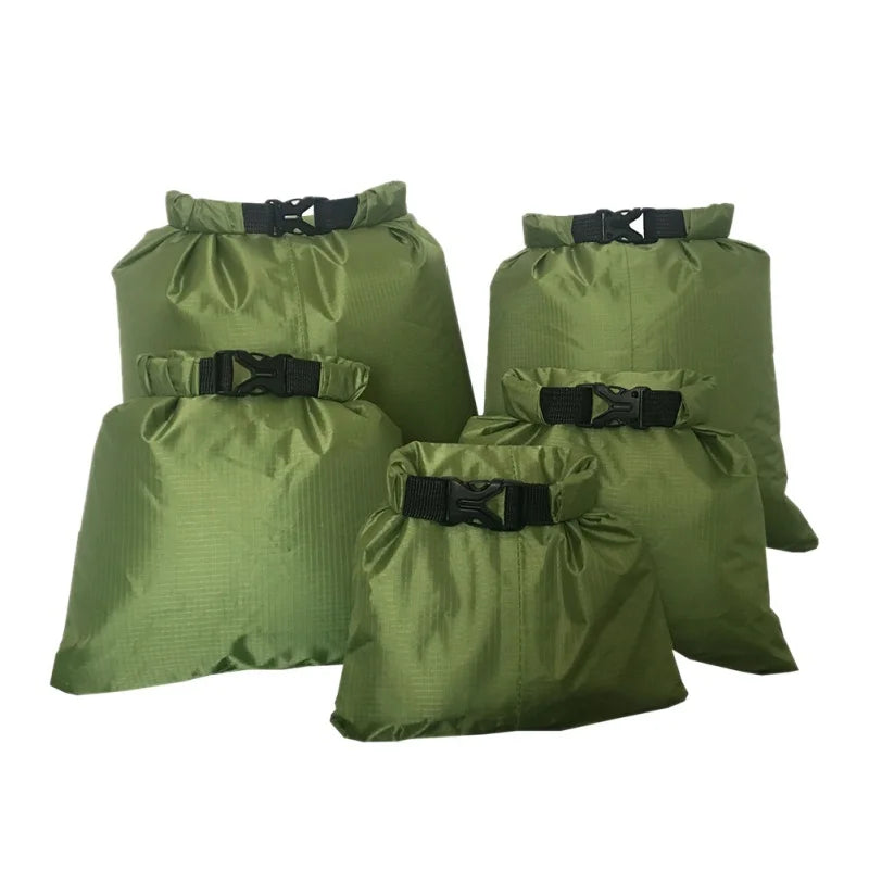 Perfektes 5er-Set sanddichter Dry Bags für den Strand. Schützt Handy, Schlüssel & Snacks vor Sand, Wasser & Schmutz.