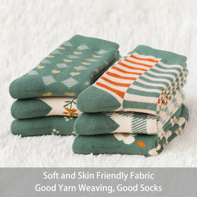 Bequeme, dicke Damen-Herbstsocken & Wintersocken im College-Stil, ideal als Kuschelsocken für Zuhause.