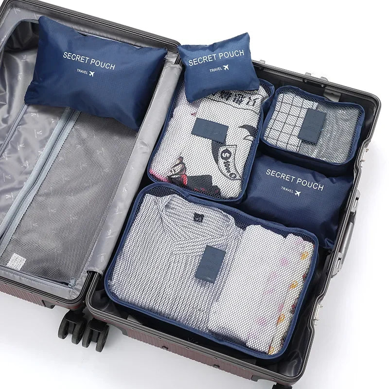 Reiseorganizer für Toilettenartikel: Ein kleiner Packwürfel des Sets hält Kosmetik sicher und übersichtlich.
