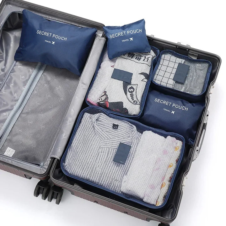 Reiseorganizer für Toilettenartikel: Ein kleiner Packwürfel des Sets hält Kosmetik sicher und übersichtlich.