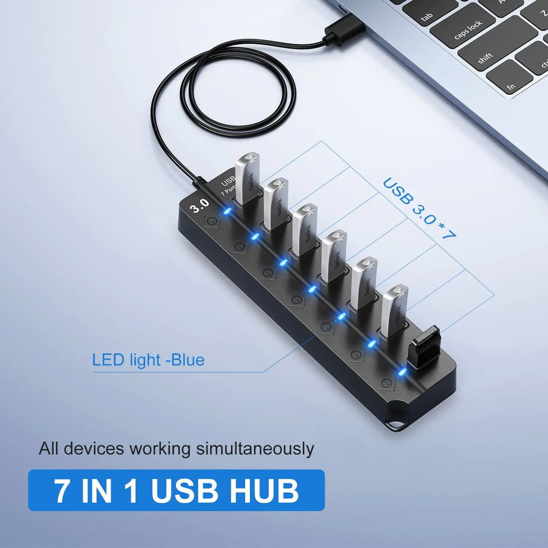Kompakter 7-Port USB 3.0 Hub mit Netzschalter, ideal für Büro, Home-Office und Gaming-Setup.