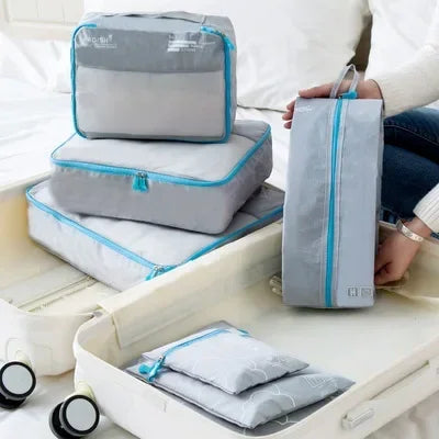 Komplettes Reise-Zubehör: Packwürfel & Taschen für Kleidung, Schuhe, Kosmetik im Koffer, 7-teiliges Set.