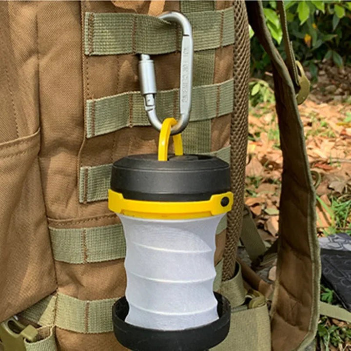 Nahaufnahme des abschließbaren Schraubverschlusses eines Aluminium Karabiners für sichere Befestigung.