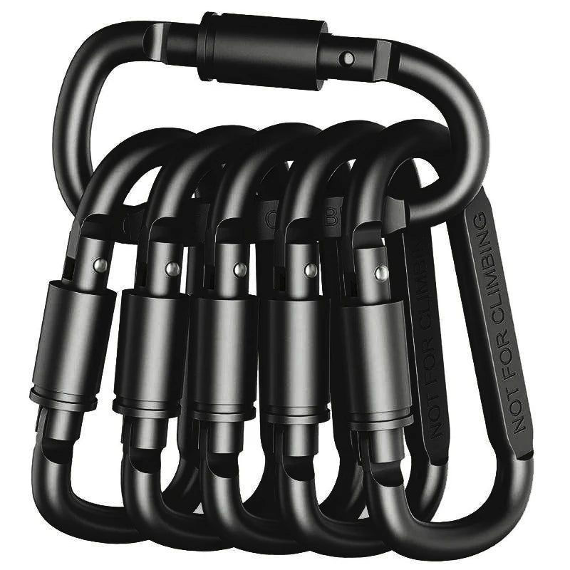 Aluminium Karabiner am Rucksack befestigt, ideal für Camping, Wandern und Outdoor-Ausrüstung.