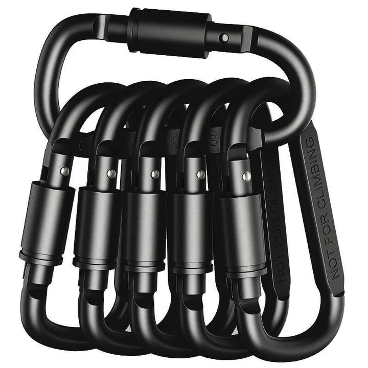 Aluminium Karabiner am Rucksack befestigt, ideal für Camping, Wandern und Outdoor-Ausrüstung.