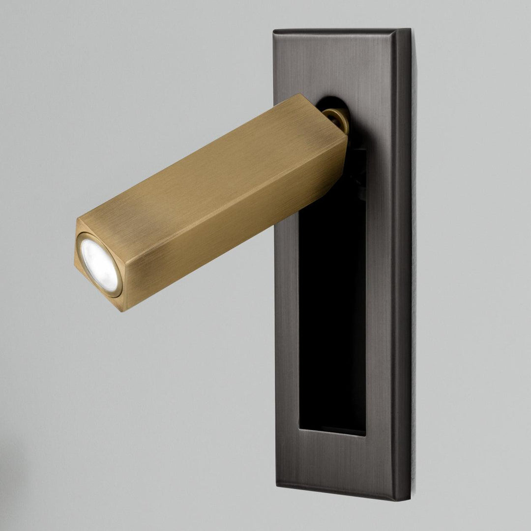 ADJUSLITE LED Wandleuchte, installiert an der Wand, bietet flexible und energieeffiziente Innenbeleuchtung.