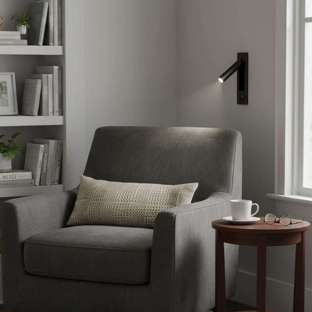 Minimalistische ADJUSLITE LED Wandleuchte mit flexiblem Arm, spendet warmweißes, energieeffizientes Licht.