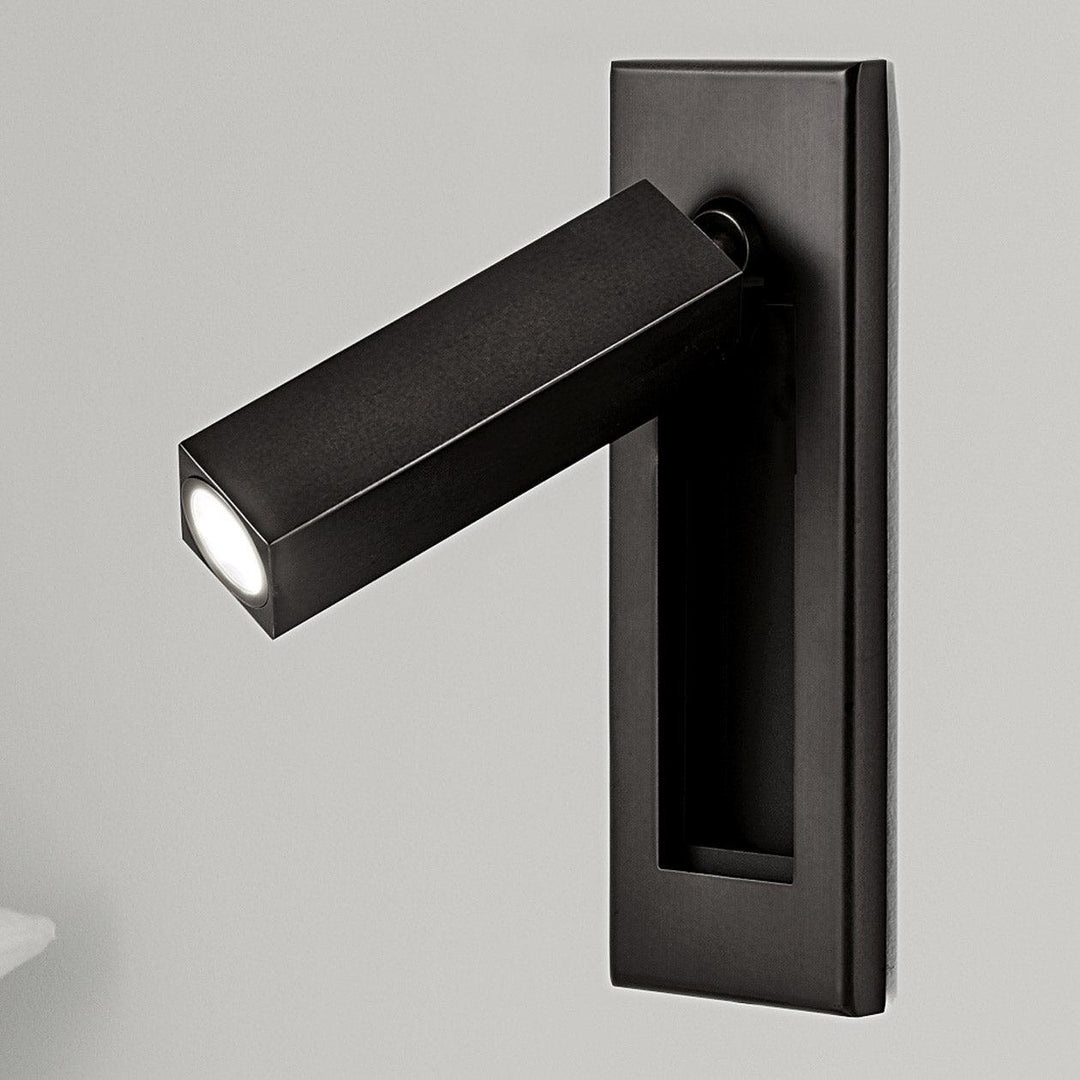 ADJUSLITE LED Wandlampe mit schwenkbarem Kopf, schafft flexible Wohnzimmerbeleuchtung und Gemütlichkeit.