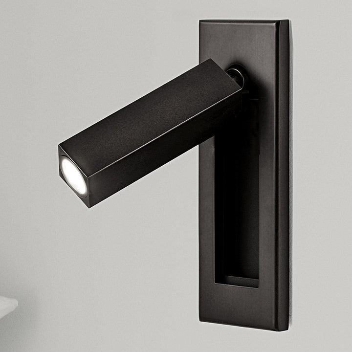 ADJUSLITE LED Wandlampe mit schwenkbarem Kopf, schafft flexible Wohnzimmerbeleuchtung und Gemütlichkeit.