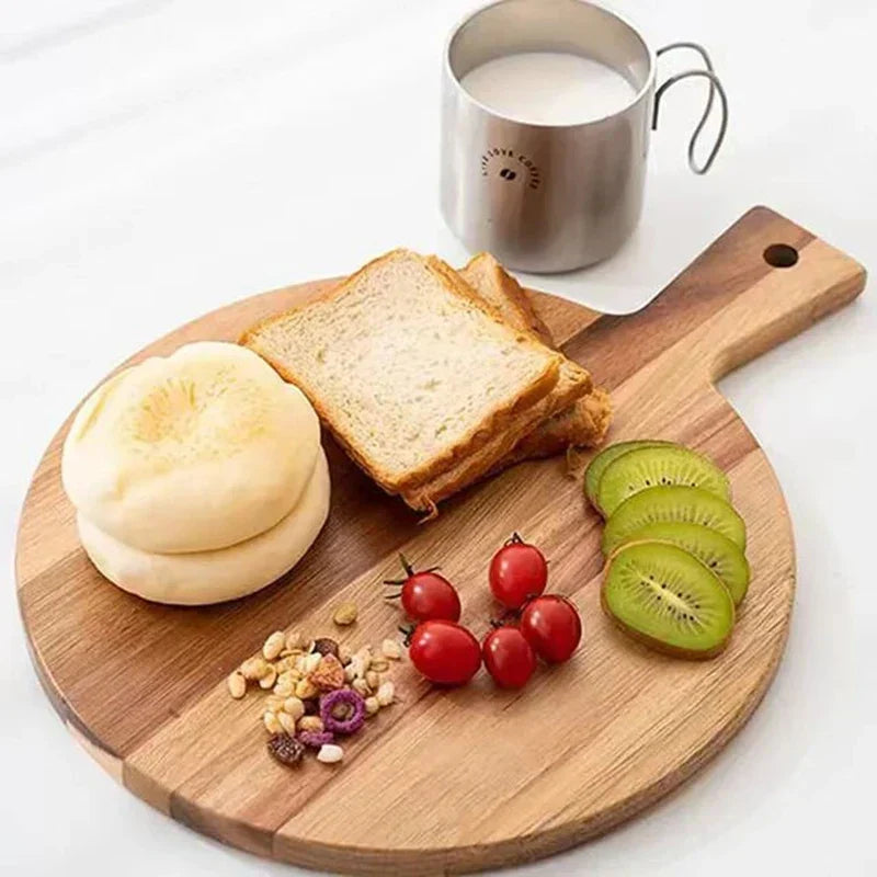 Schneidebrett aus Akazienholz. Robustes Holzbrett zum präzisen Schneiden von Pizza, Brot & Gemüse. Praktisches Küchenaccessoire.