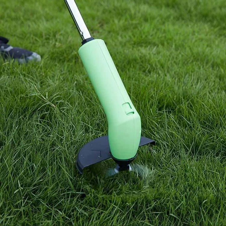 Person trimmt Unkraut mit dem Akku-Mini-Trimmer. Effiziente Gartenarbeit, kabellose Rasenpflege im Garten.