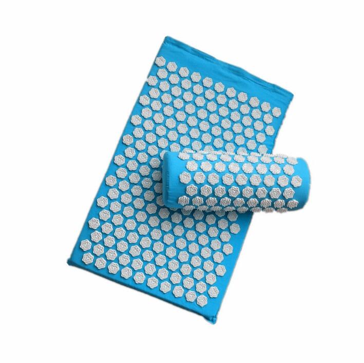 Akupressur-Matte & Kissen auf dem Boden, bereit für tägliche Regeneration und Heimtherapie.