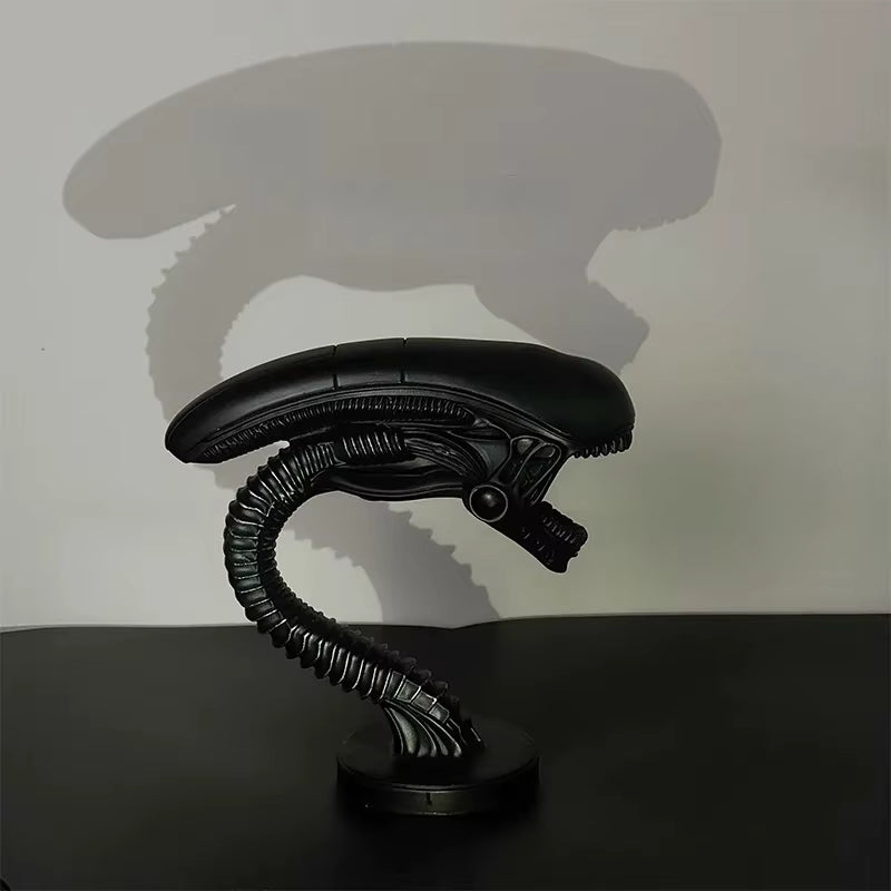 Sammlerstück: Alien & Predator Schreibtischlampe: Coole Sci-Fi LED Lampe mit Horror-Figuren für Gaming-Zimmer & Büro.