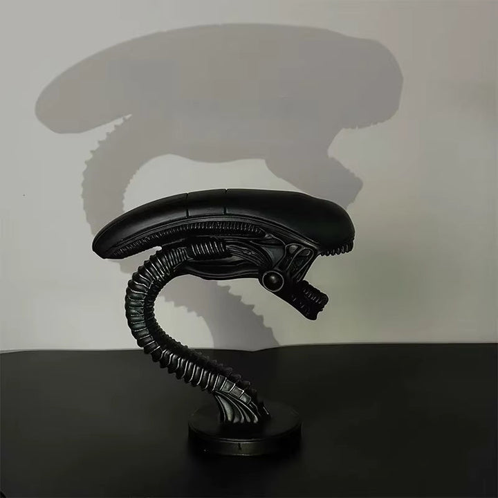 Sammlerstück: Alien & Predator Schreibtischlampe: Coole Sci-Fi LED Lampe mit Horror-Figuren für Gaming-Zimmer & Büro.