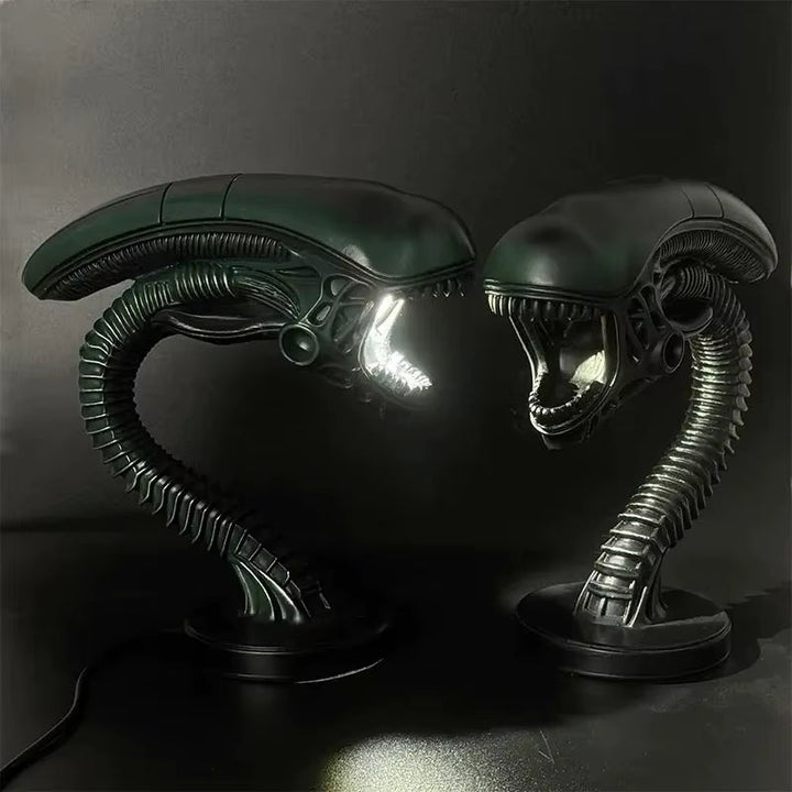 Geschenkidee Sci-Fi Lampe Alien & Predator: Detailreiche LED Schreibtischlampe für Fans von Horror-Filmen und Gaming.