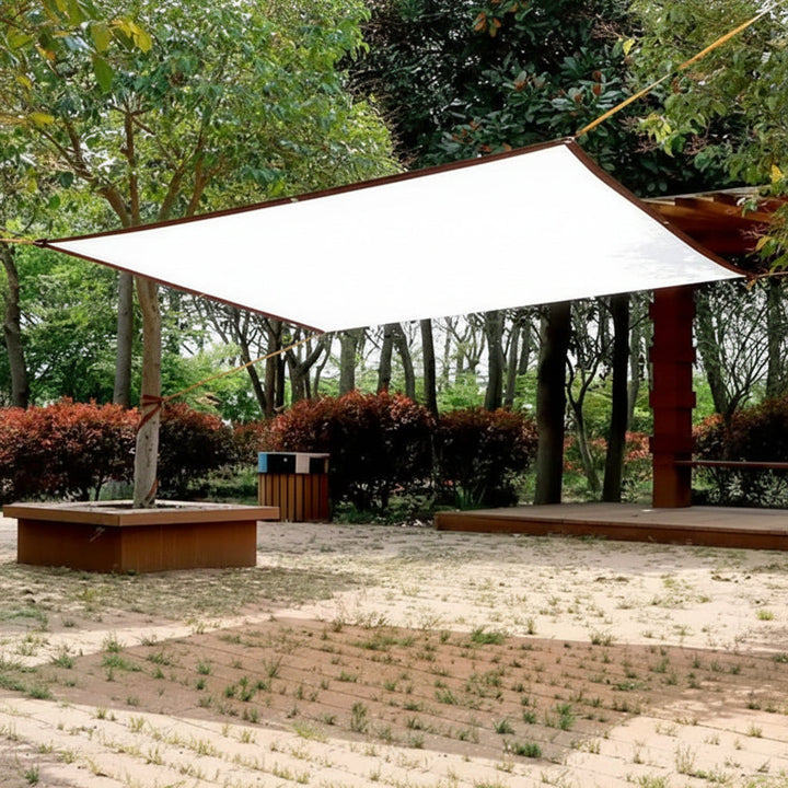 Robustes Outdoor-Sonnensegel für Garten & Camping. Bietet effektiven UV-Schutz und ist wasserdicht gegen Regen.