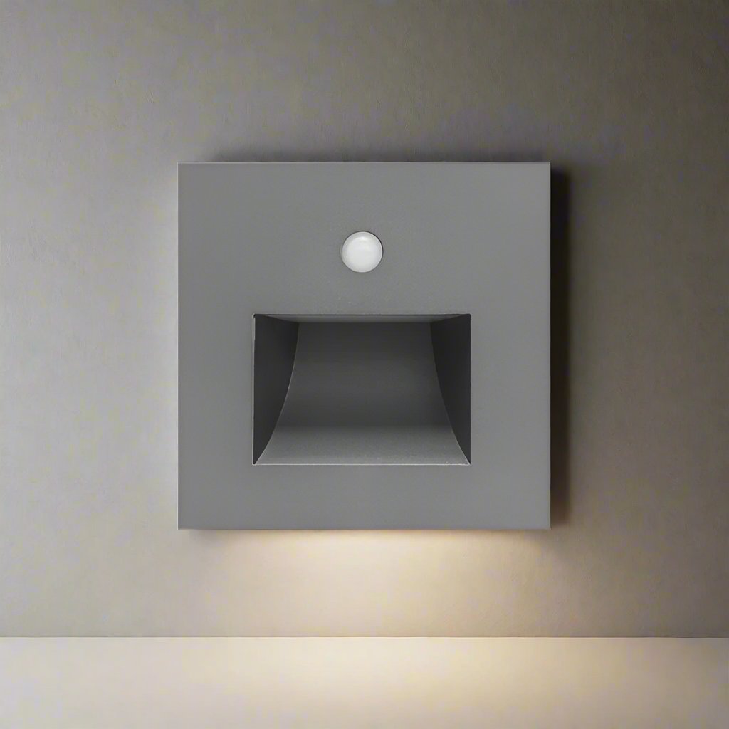 ALUMI GLOW: Langlebige LED-Wandlampe aus Aluminium, mit Bewegungssensor für sichere Treppen- & Flurbeleuchtung.