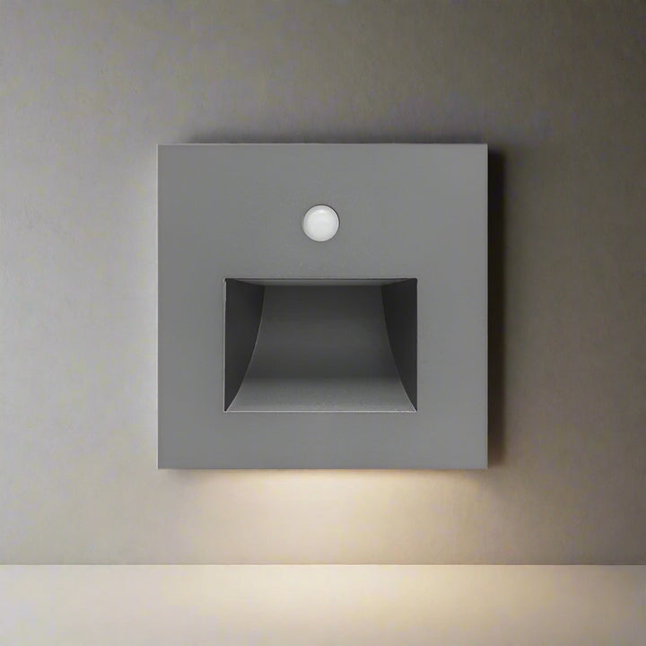 ALUMI GLOW: Langlebige LED-Wandlampe aus Aluminium, mit Bewegungssensor für sichere Treppen- & Flurbeleuchtung.