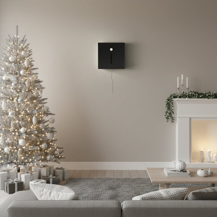 Moderne Aluminium-Wandleuchte ALUMI GLOW mit integriertem Bewegungssensor für smarte Innenbeleuchtung.