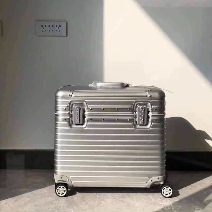 Moderner Aluminium-Gepäckkoffer Monaco, robust, leichtgängige Spinner-Rollen, ideal für Flugreisen.