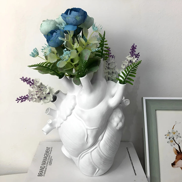 Herzförmige Amoura Vase als moderne Tischdeko oder romantisches Geschenk, griechischer Stil.