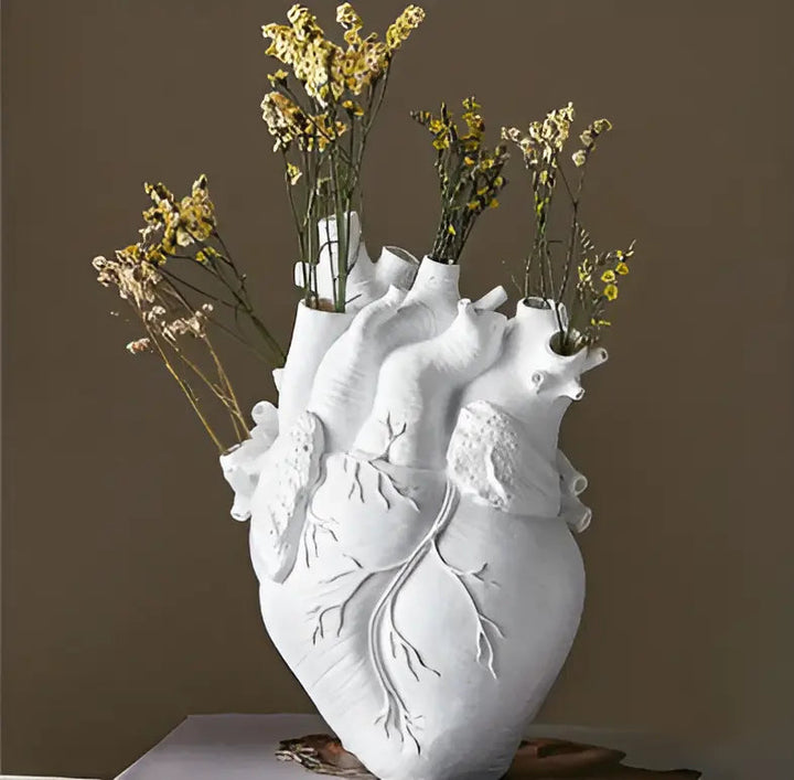 Griechisch inspirierte Amoura Herzvase, stilvolles Heimdekor, vielseitige Deko-Skulptur für jeden Tisch.