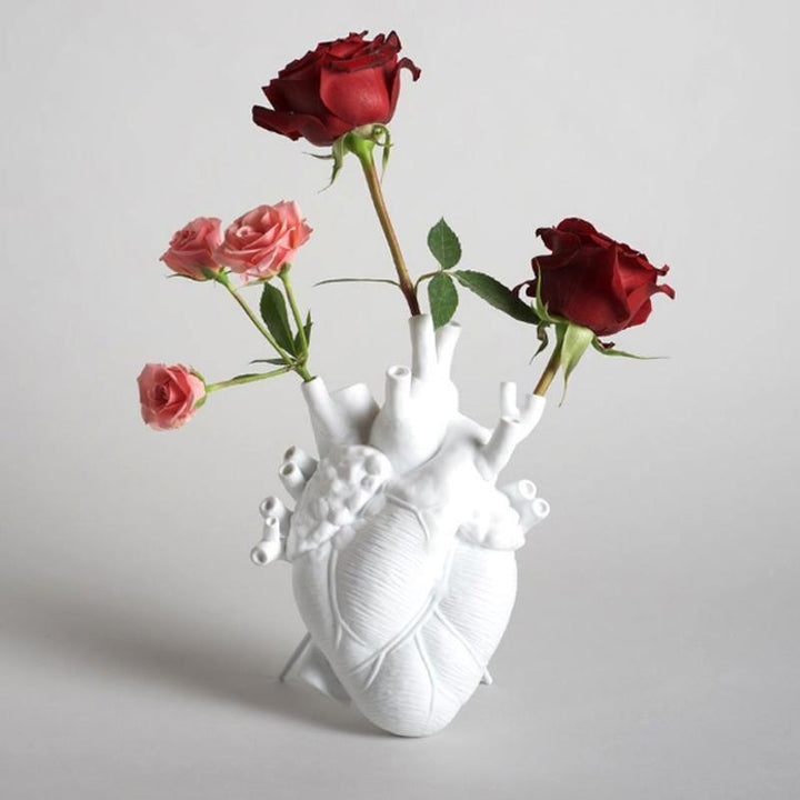 Anatomische Herz Vase aus Harz für Trockenblumen, moderne Skulptur als einzigartiges Wohnaccessoire und Statement-Stück.