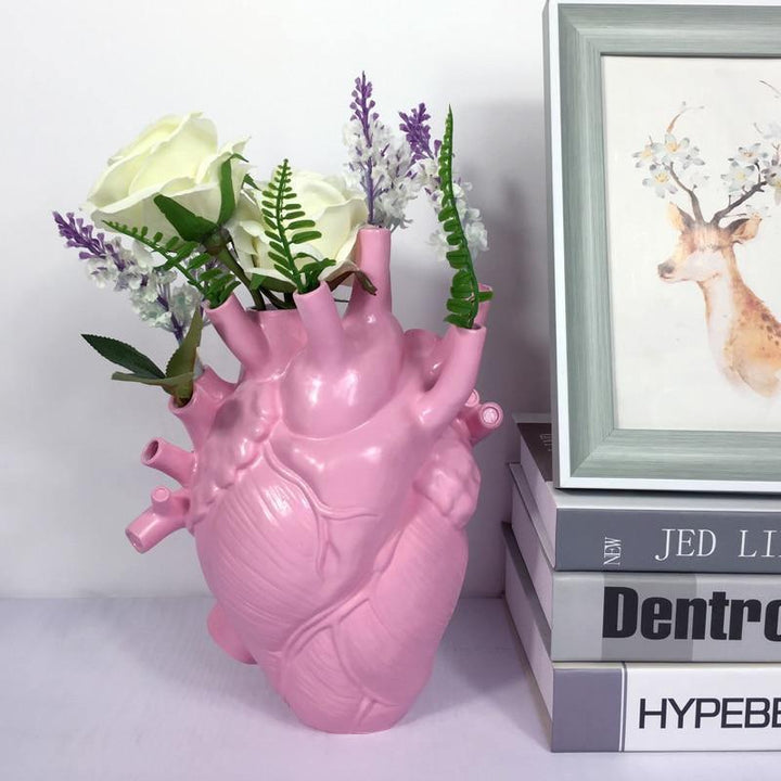 Detaillierte Herzvase aus Harz, handgefertigt für stilvolle Tischdeko mit Trockenblumen. Modernes Design.