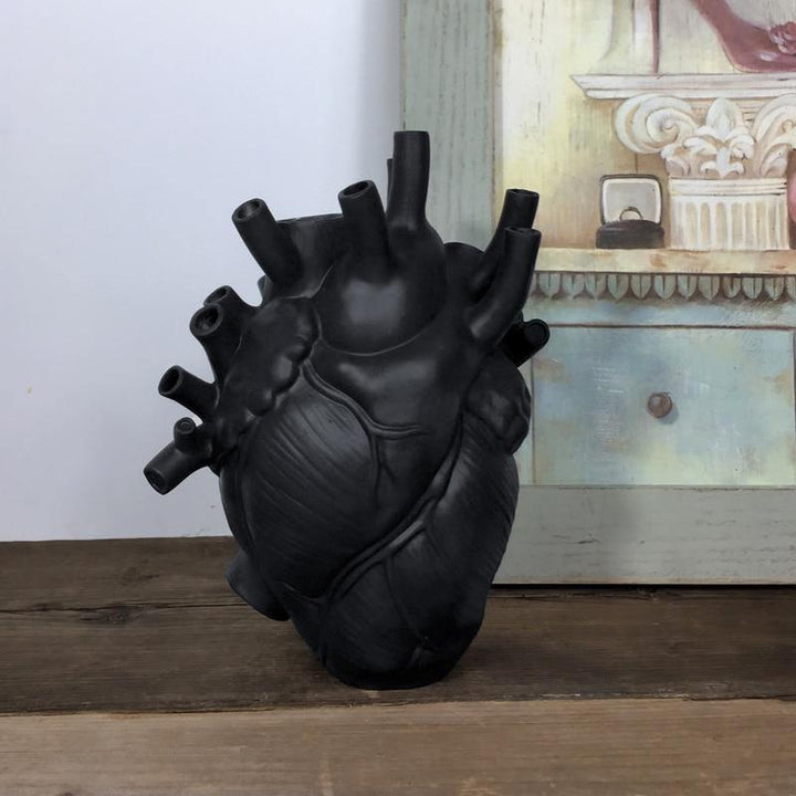 Einzigartige anatomische Herz Skulptur aus Harz als moderne Dekoration. Ideal für Trockenblumen & Geschenkidee.