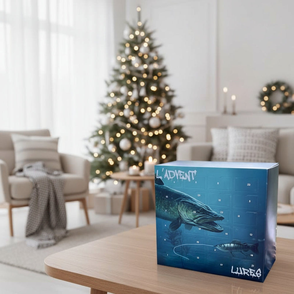 Nahaufnahme des Angler Adventskalenders 2025 mit 24 Überraschungs-Ködern für passionierte Fischer.