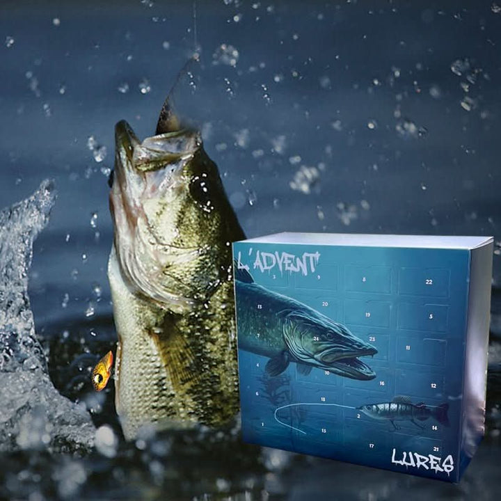 Angler öffnet Türchen des Adventskalenders 2025 und entdeckt neue Angelköder für erfolgreiches Fischen.