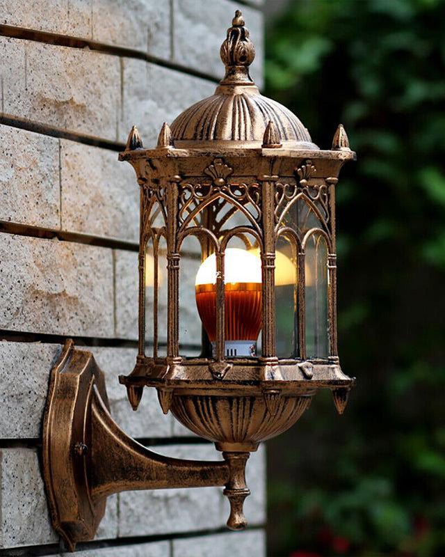 Antike goldene Außenwandleuchte aus Metall & Glas, elegante Vintage-Gartenbeleuchtung für Terrasse & Eingangsbereich.