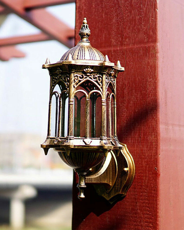 Goldene antike Außenleuchte, Vintage-Wandlampe für stimmungsvolle Garten- & Terrassenbeleuchtung im Außenbereich.