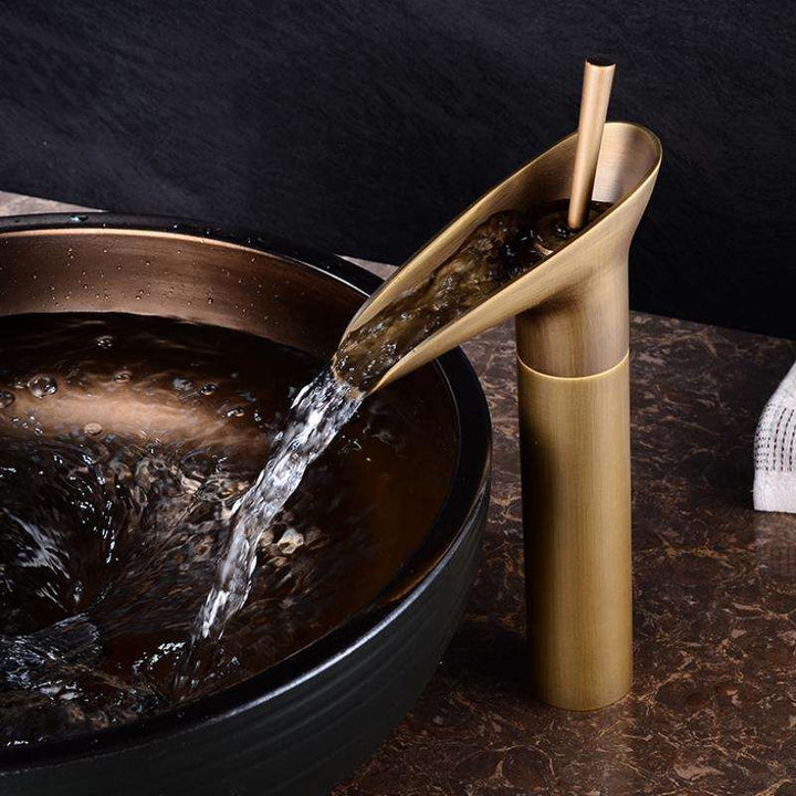 Antiker Wasserfall-Waschbeckenhahn aus Messing für luxuriöses Badezimmer-Design.