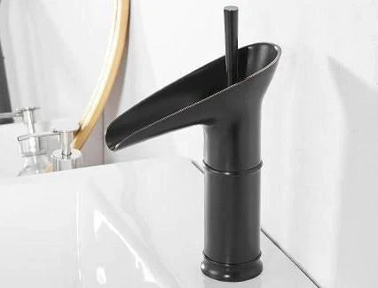 Antiker Einhebel-Wasserfall-Hahn aus Messing für die stilvolle Badezimmer-Waschbeckenmontage.