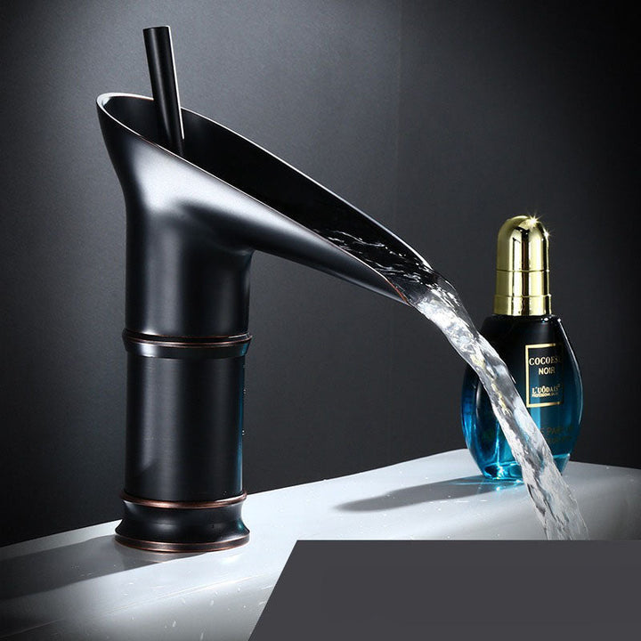 Antike Wasserfall-Waschbeckenarmatur aus Messing, Einhebel, für elegantes Badezimmer-Design.