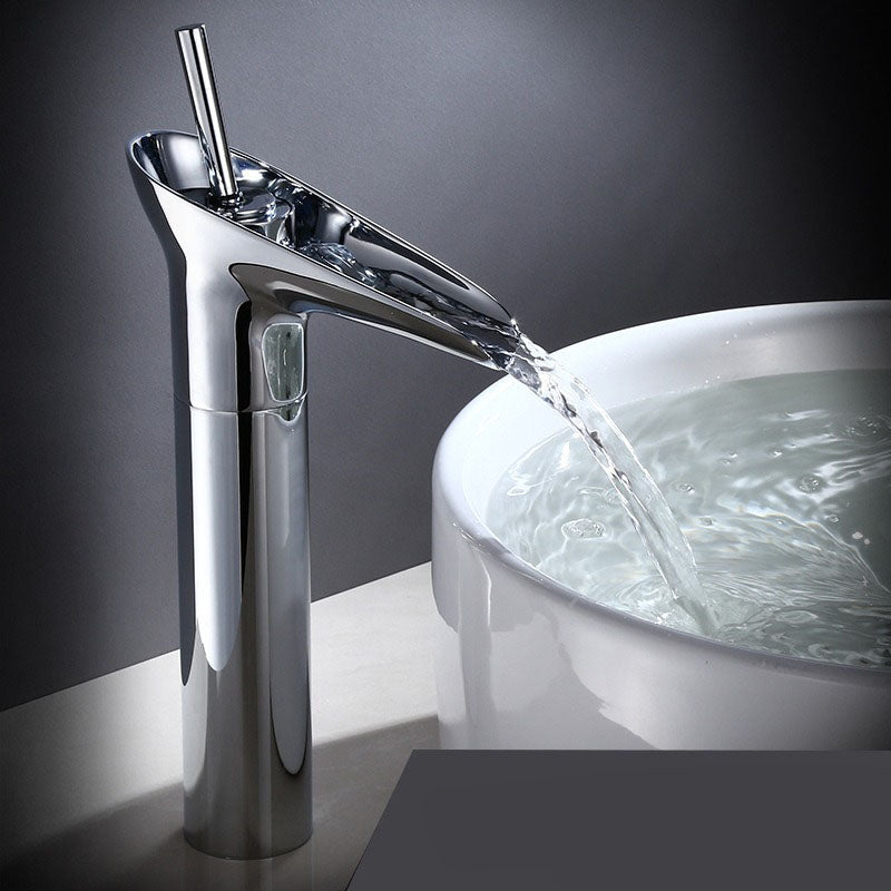 Nostalgischer Wasserfall-Hahn aus Antik-Messing für klassische und luxuriöse Badezimmer.