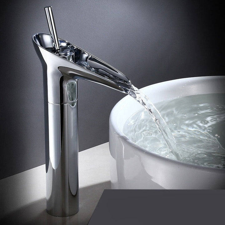 Nostalgischer Wasserfall-Hahn aus Antik-Messing für klassische und luxuriöse Badezimmer.