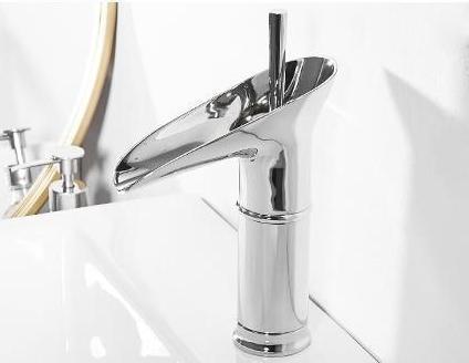 Antiker Wasserfall-Wasserhahn aus Messing, perfekt für elegante Badezimmer-Waschbecken.